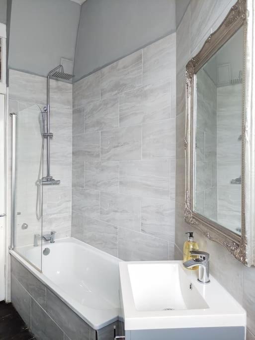 Beautiful Georgian New Town 2 Bed Apartment エディンバラ エクステリア 写真